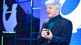 Caco Barcellos durante a palestra de lançamento do 28° Curso de Residência em Jornalismo da Rede Gazeta