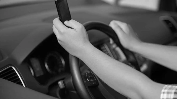 Não são somente os motoristas que estão colocando pessoas em risco nas ruas: motociclistas, ciclistas e até pedestres não escapam dessa fixação nas telas