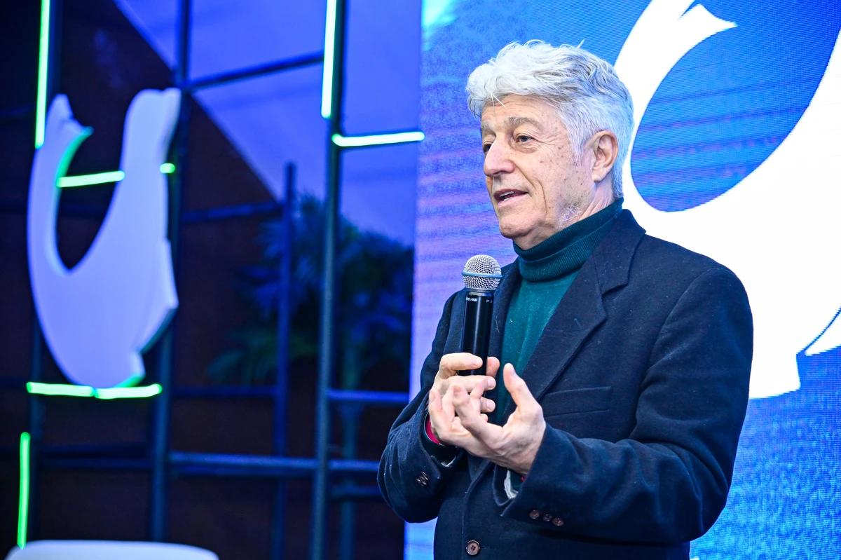 Caco Barcellos durante a palestra de lançamento do 28° Curso de Residência em Jornalismo da Rede Gazeta