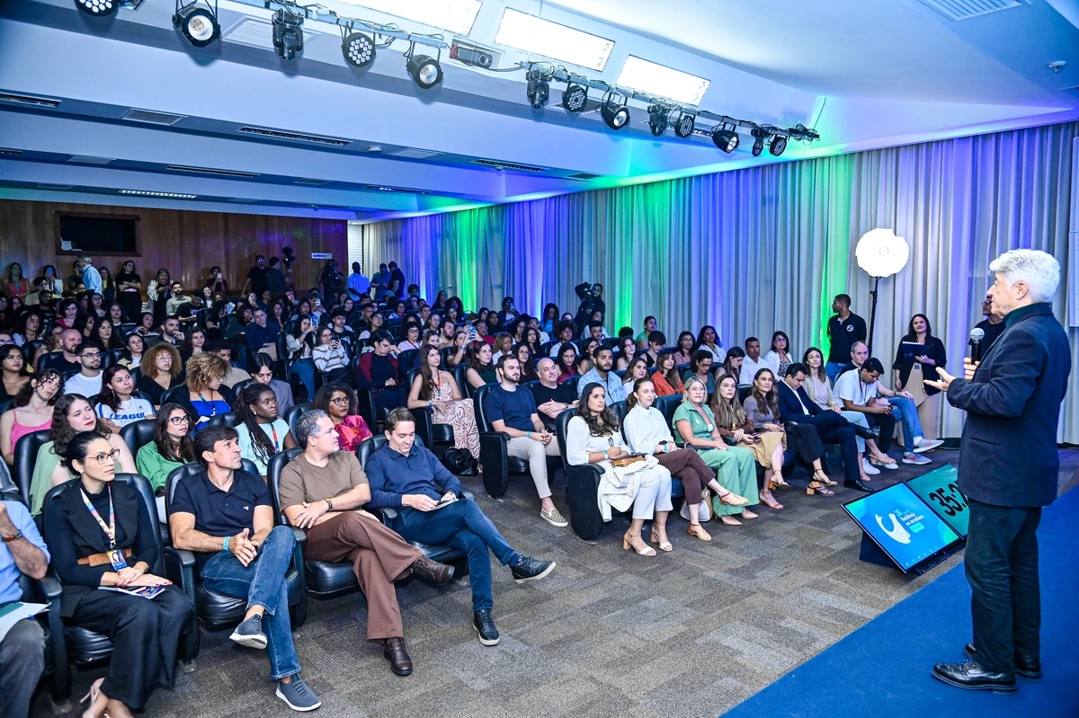 Caco Barcellos durante a palestra de lançamento do 28° Curso de Residência em Jornalismo da Rede Gazeta