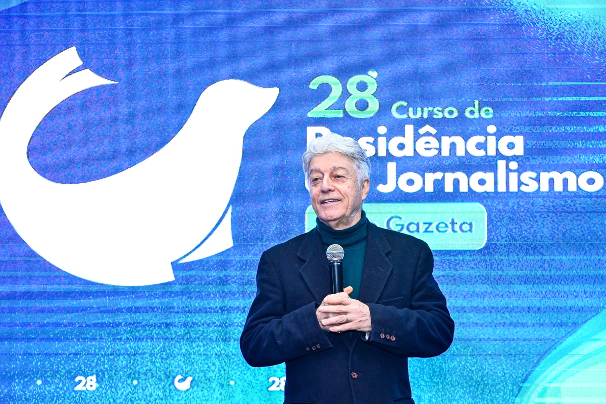 Caco Barcellos durante a palestra de lançamento do 28° Curso de Residência em Jornalismo da Rede Gazeta