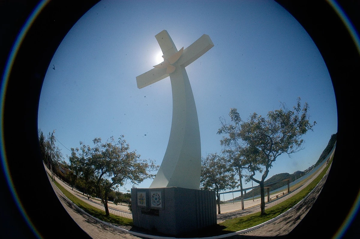 Cruz Reverente, na Praça do Papa, um dos símbolos da cidade de Vitória