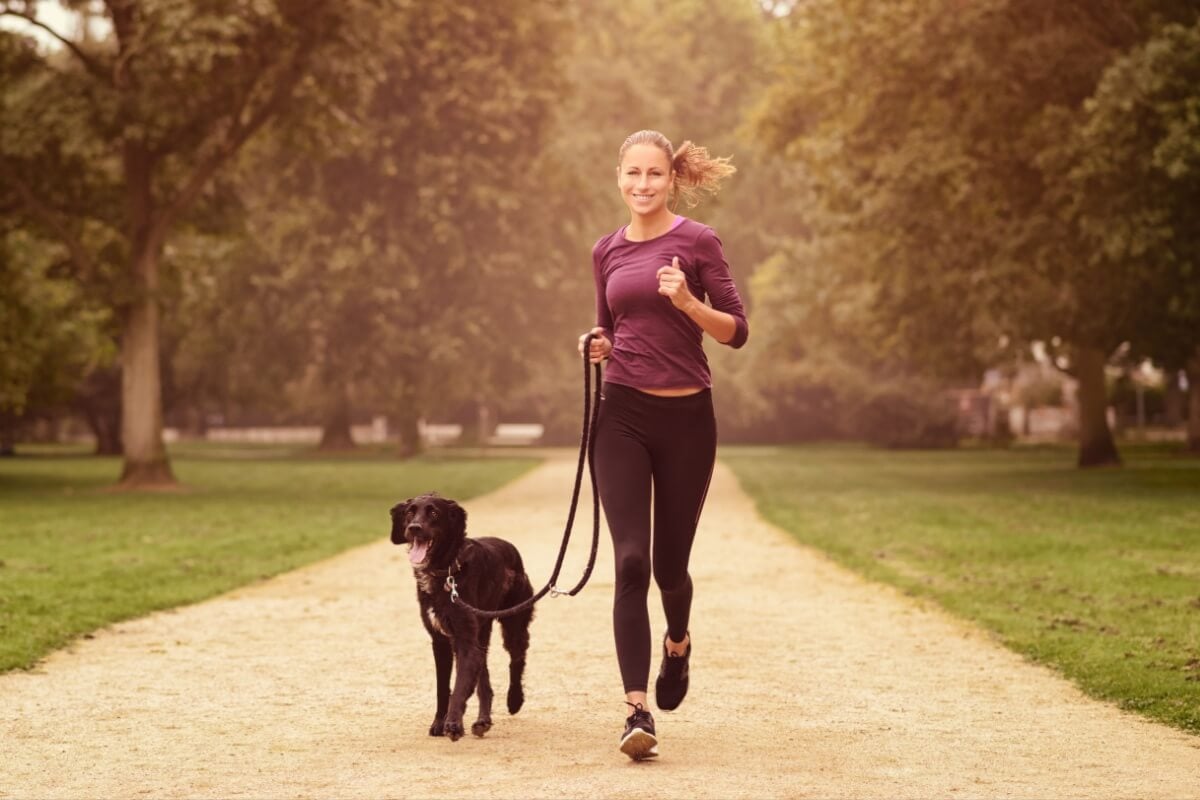 Correr com o cachorro é uma forma de manter o bem-estar e reforçar os laços (Imagem: LarsZ | Shutterstock)