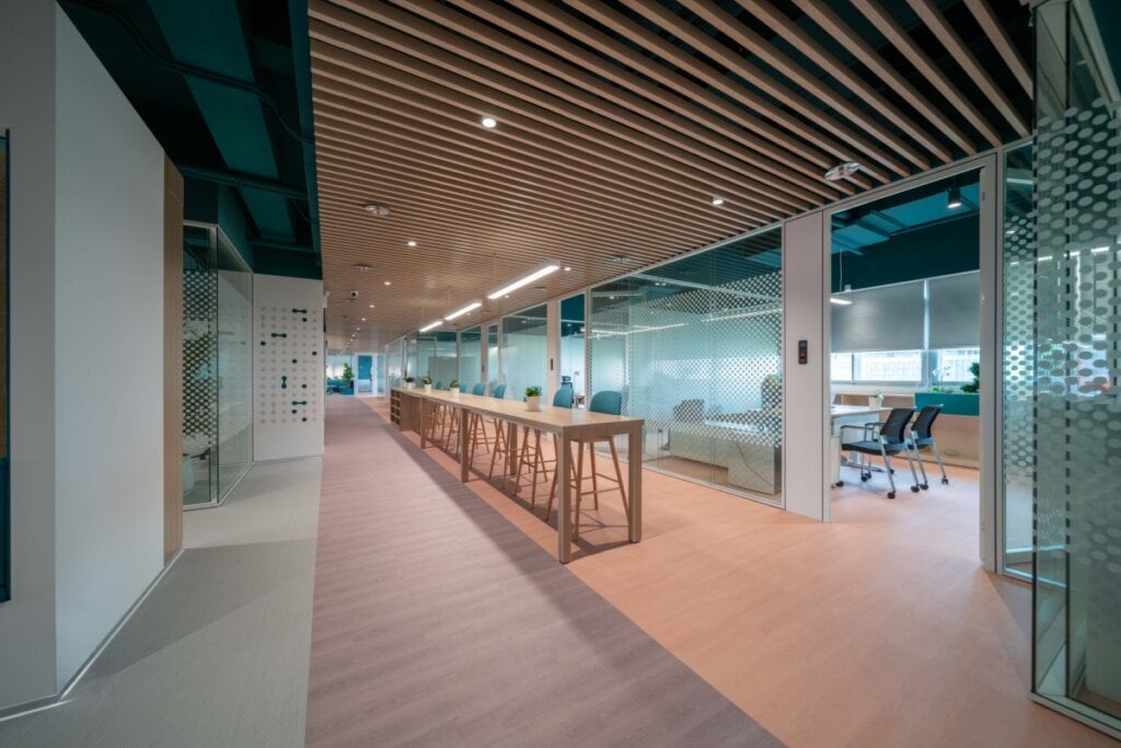 O uso da madeira é recomendado em ambientes ligados a projetos e novas ideias (Imagem: UK-Studio | Shutterstock) 