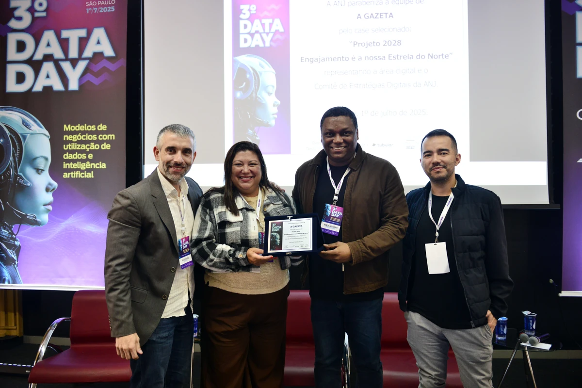 Gerente-executiva de Produto Digital, Elaine Silva e o editor-chefe de A Gazeta, Geraldo Nascimento, recebem receberam uma distinção da ANJ.