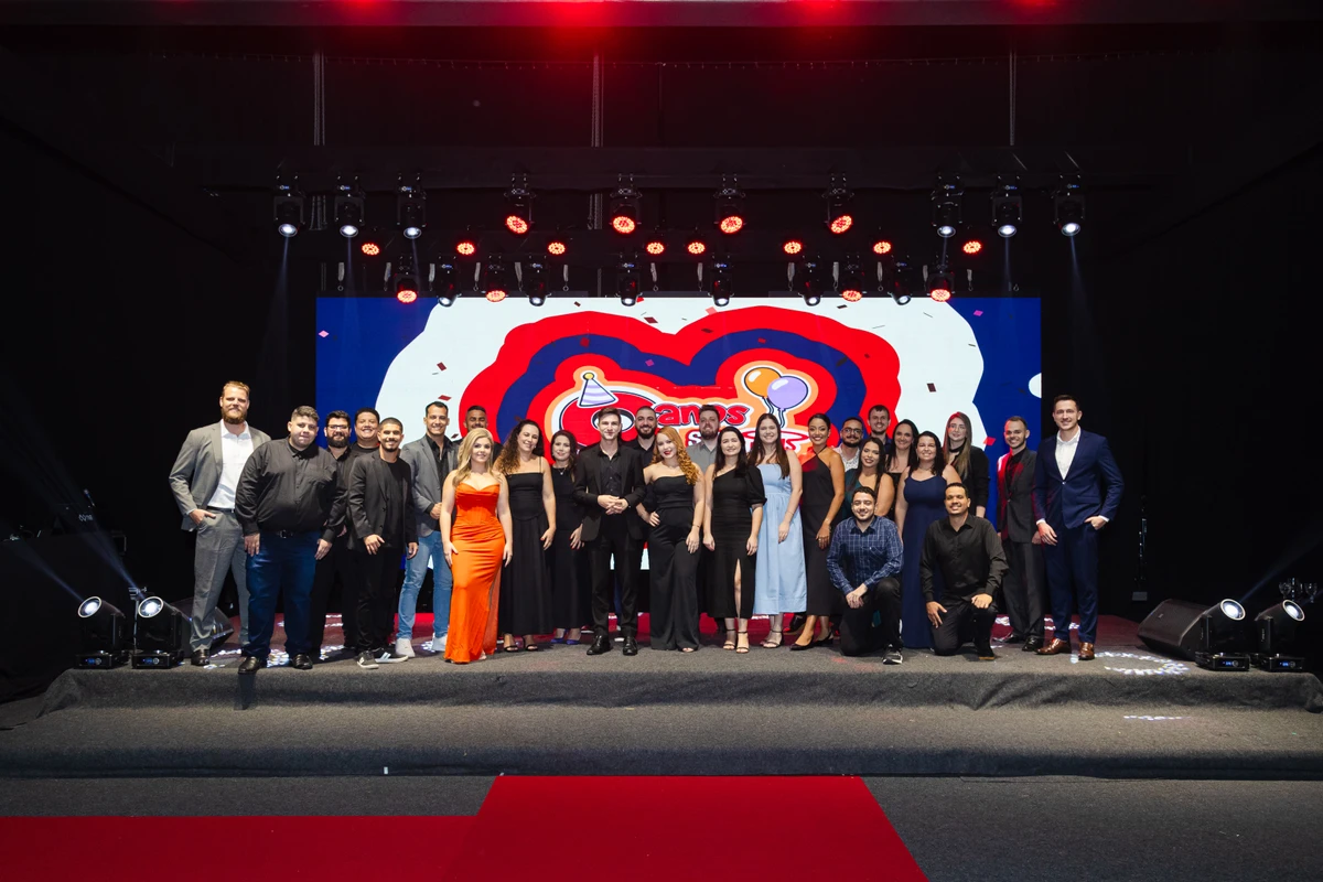 Na terça-feira (01), o Plus Delivery reuniu dezenas de lojas, parceiros e convidados para celebrar os vencedores do Circuito Burger 2025 por Plus Delivery/Divulgação