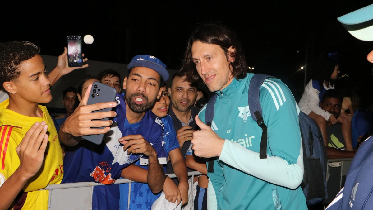 Torcida cruzeirense marca presença na chegada do clube em Vitória por Victor Thomé