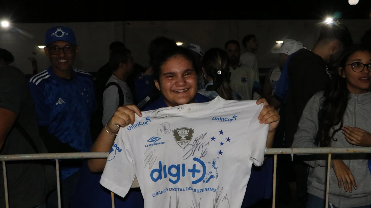Torcida cruzeirense marca presença na chegada do clube em Vitória por Victor Thomé