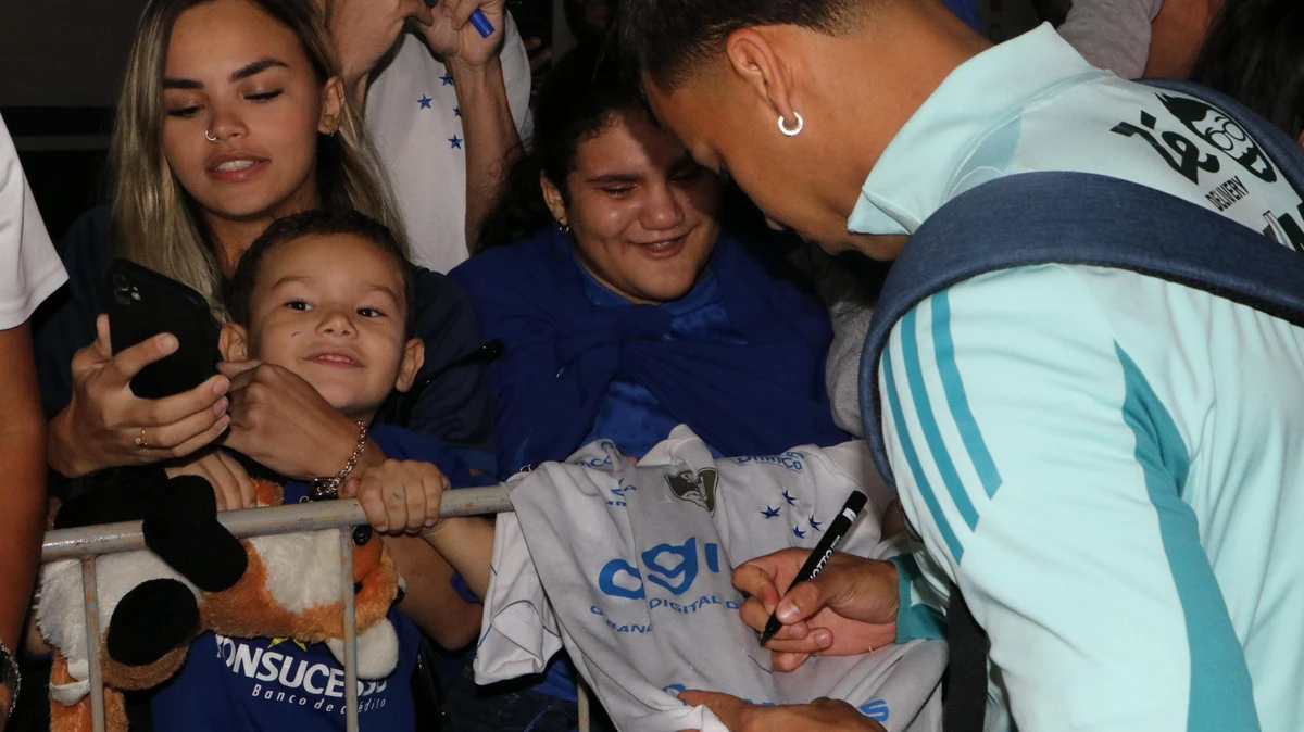 Torcida cruzeirense marca presença na chegada do clube em Vitória por Victor Thomé
