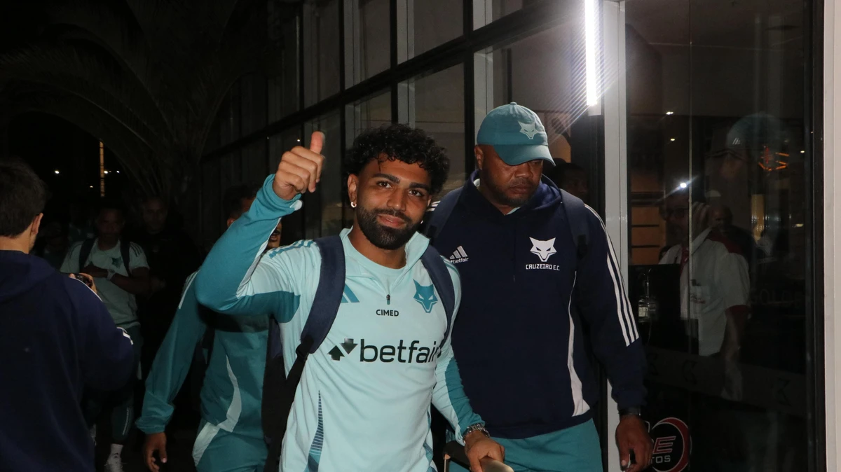 Torcida cruzeirense marca presença na chegada do clube em Vitória