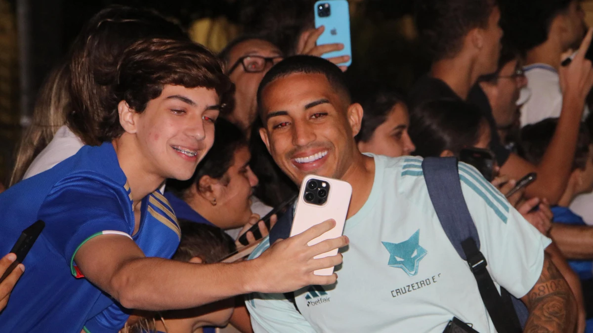 Torcida cruzeirense marca presença na chegada do clube em Vitória por Victor Thomé