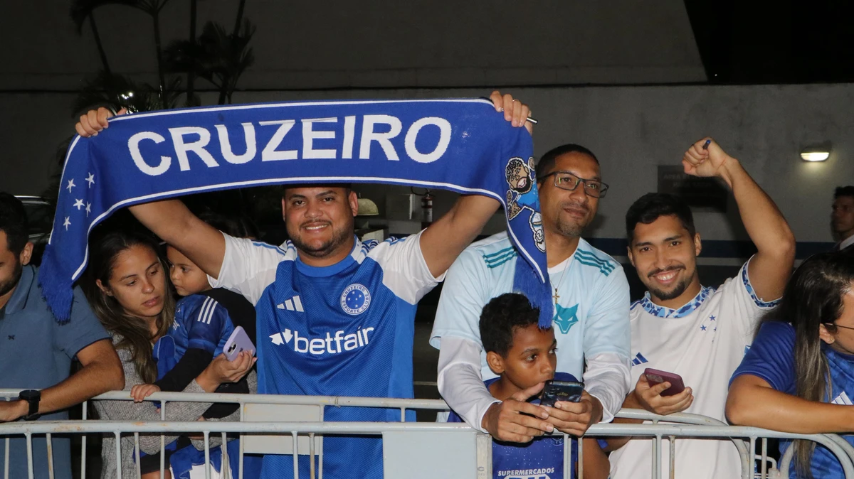 Torcida cruzeirense marca presença na chegada do clube em Vitória por Victor Thomé