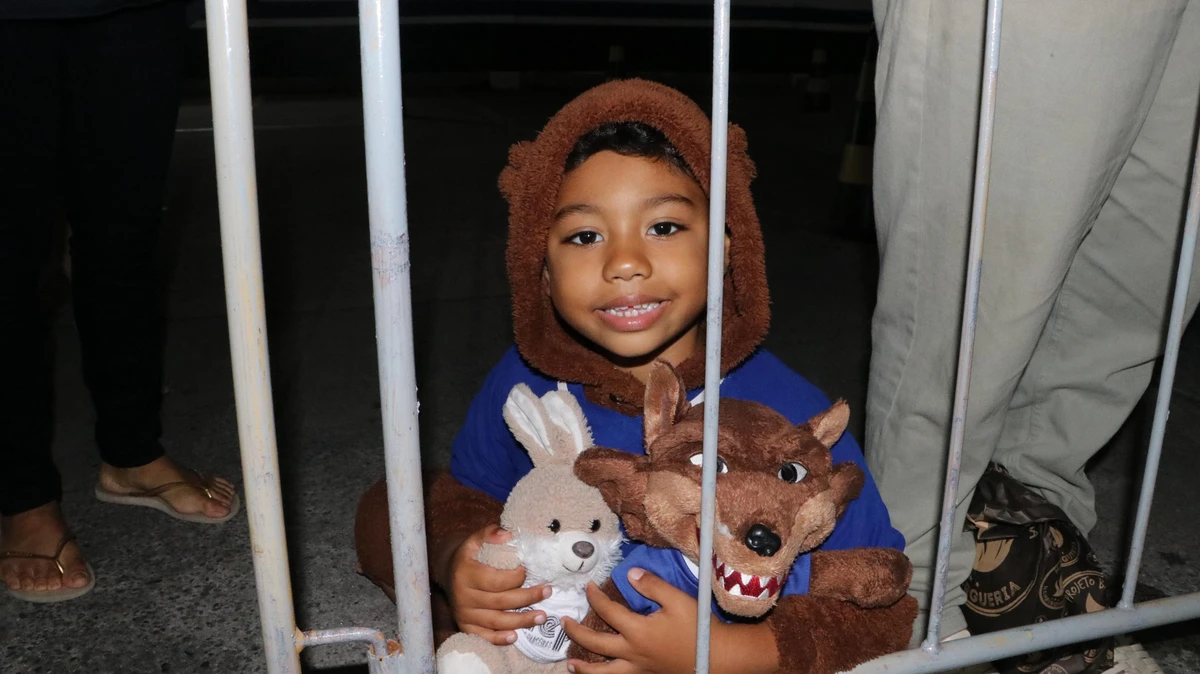 Torcida cruzeirense marca presença na chegada do clube em Vitória por Victor Thomé