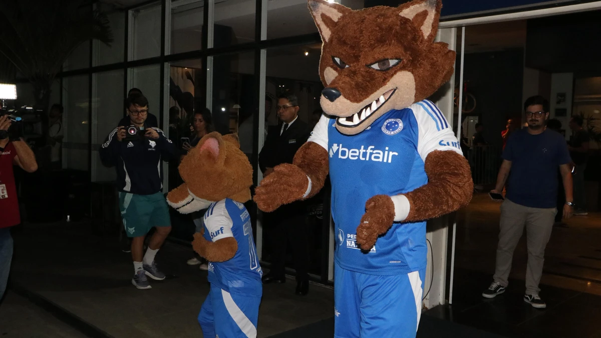 Torcida cruzeirense marca presença na chegada do clube em Vitória por Victor Thomé