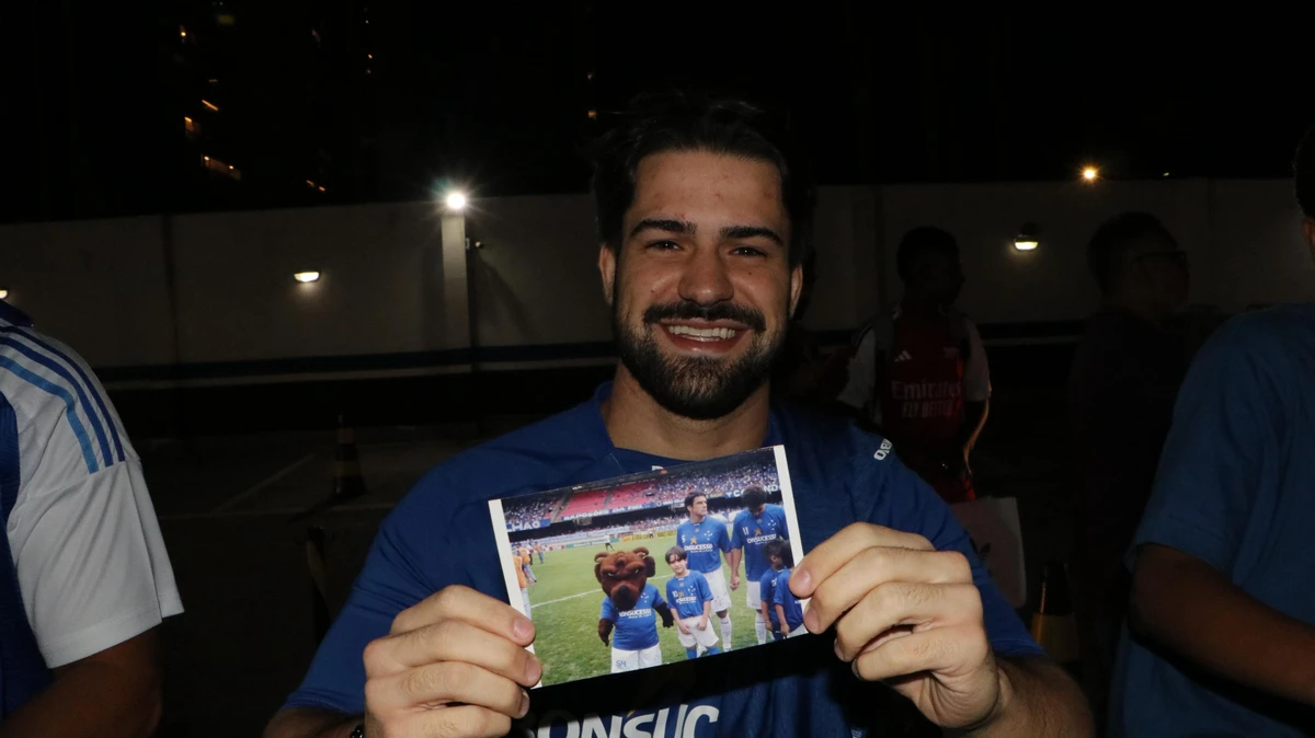 Torcida cruzeirense marca presença na chegada do clube em Vitória por Victor Thomé