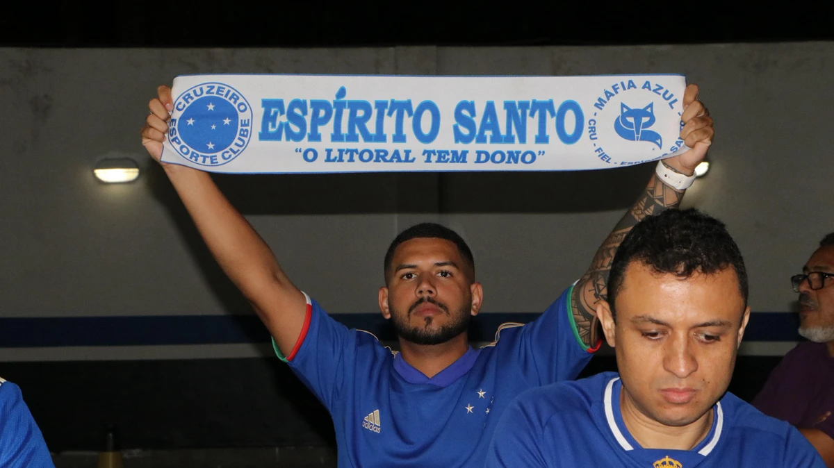 Torcida cruzeirense marca presença na chegada do clube em Vitória por Victor Thomé