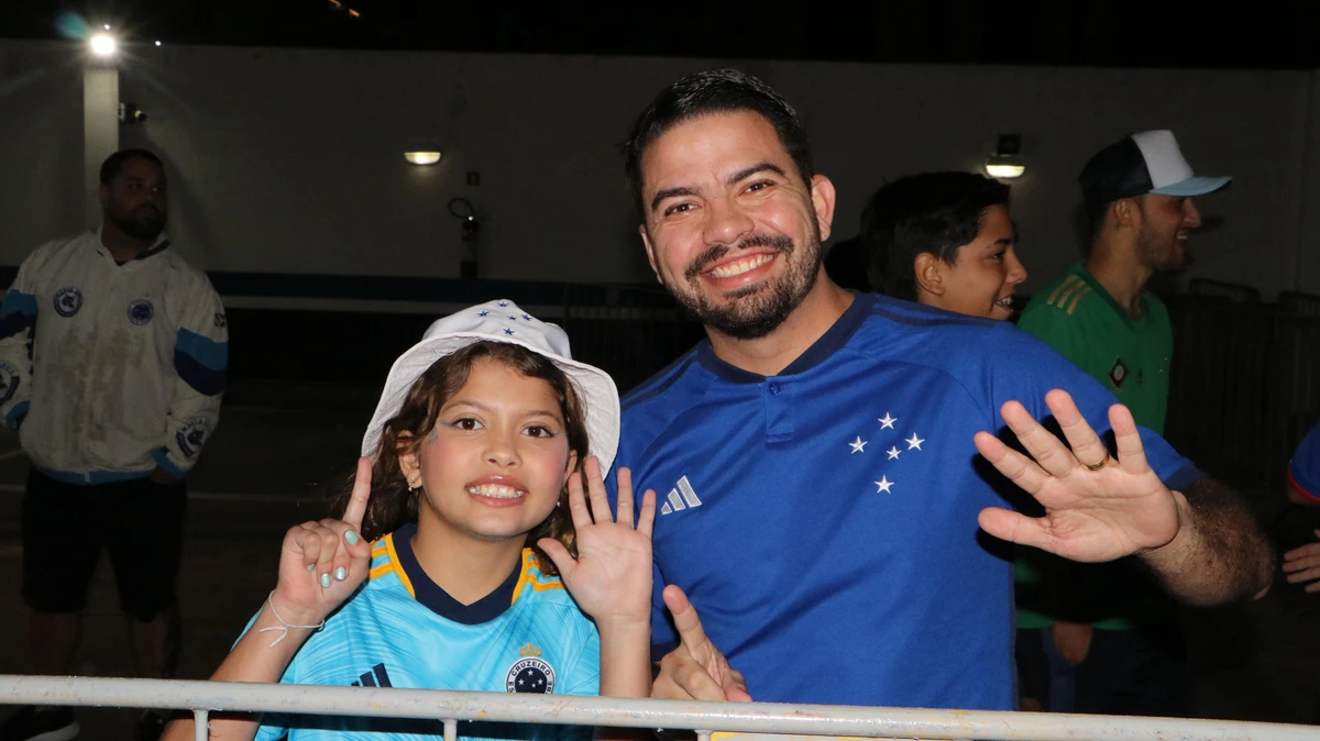 Torcida cruzeirense marca presença na chegada do clube em Vitória por Victor Thomé