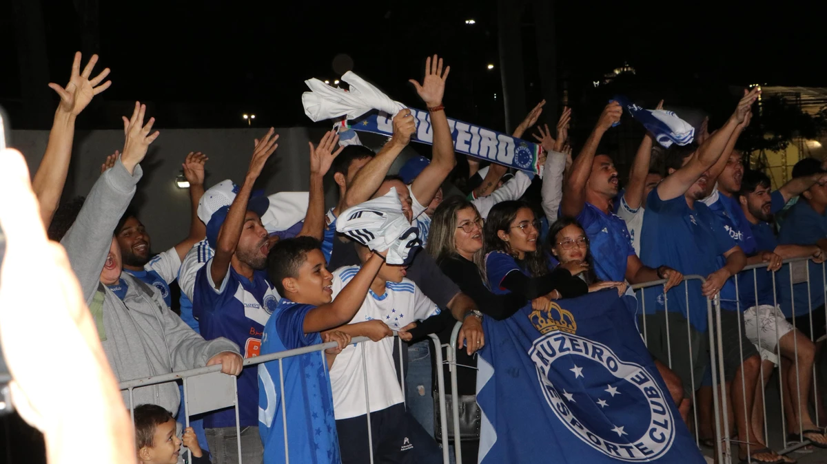 Torcida cruzeirense marca presença na chegada do clube em Vitória por Victor Thomé