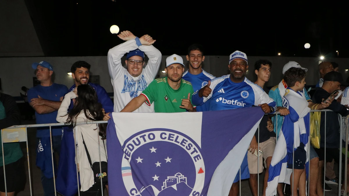 Torcida cruzeirense marca presença na chegada do clube em Vitória por Victor Thomé
