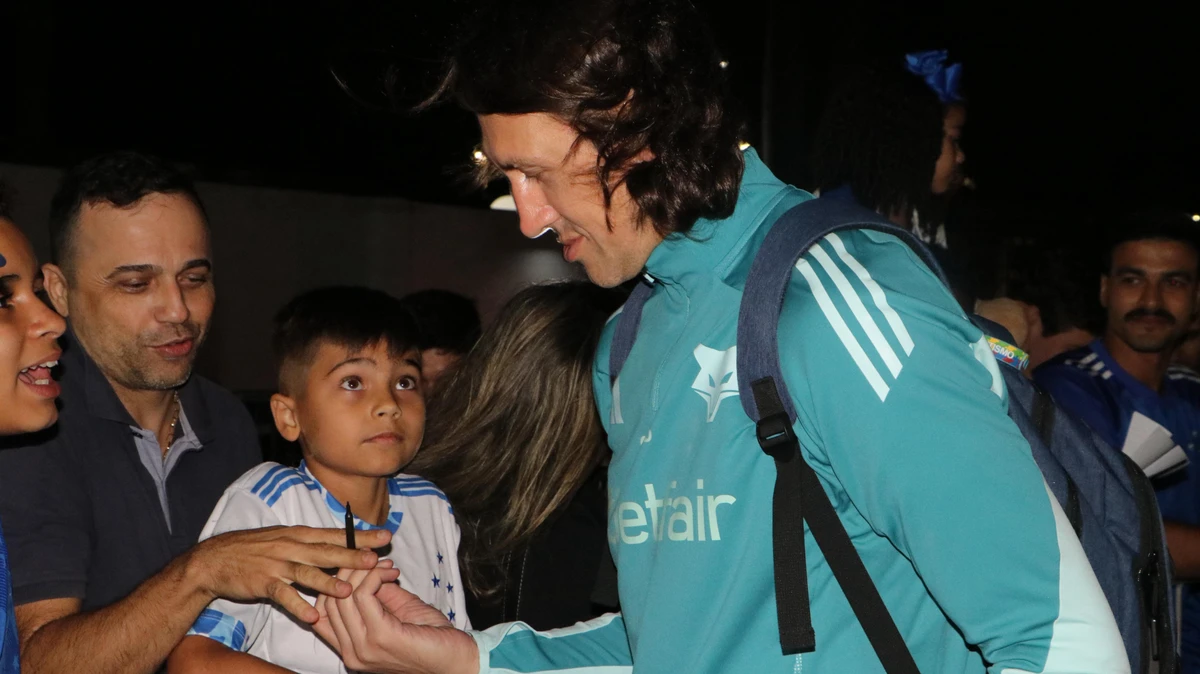 Torcida cruzeirense marca presença na chegada do clube em Vitória por Victor Thomé