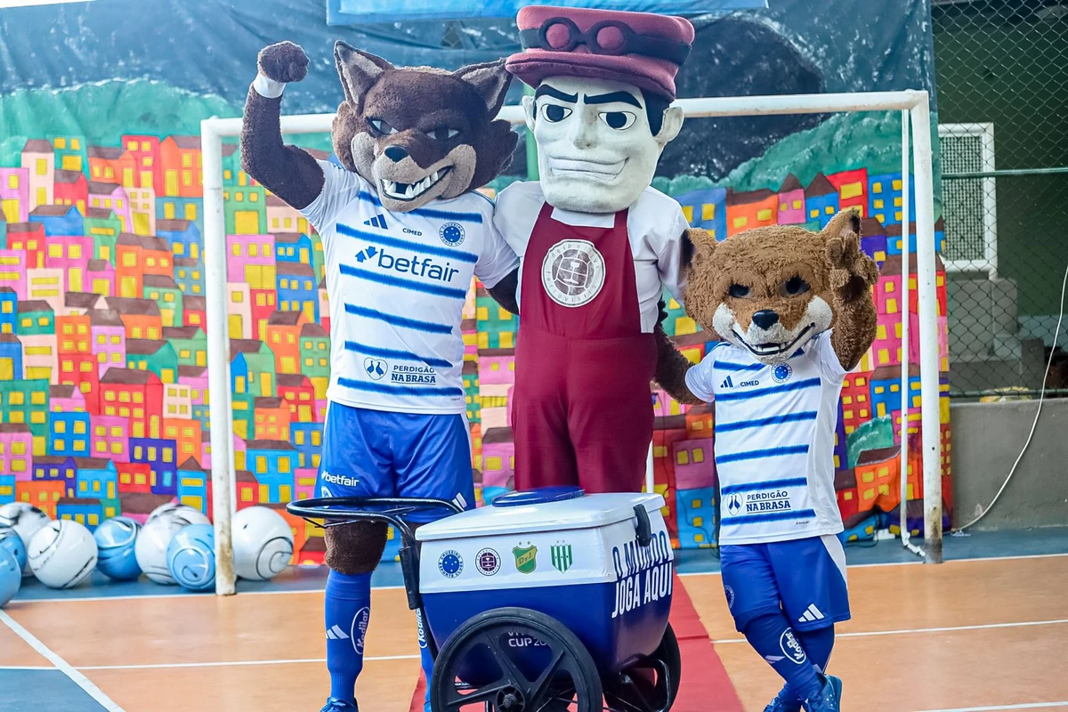 Vitória CUP leva alegria e futebol para mais de 200 crianças em escola de Cariacica