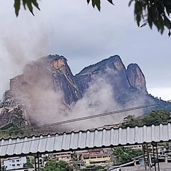 Uma pedra atingiu e quebrou parte de um muro e outra danificou um poste de energia na localidade de São Simão, zona rural do município