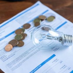 A medida prevê isenção nos primeiros 80 kWh consumidos por famílias de baixa renda inscritas no CadÚnico, além de idosos com 65 anos ou mais e pessoas com deficiência que recebam o Benefício de Prestação Continuada