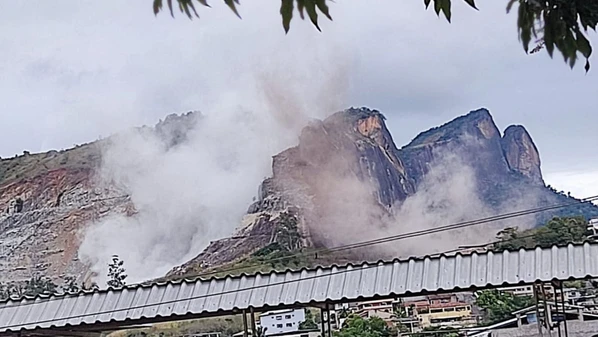 Uma pedra atingiu e quebrou parte de um muro e outra danificou um poste de energia na localidade de São Simão, zona rural do município