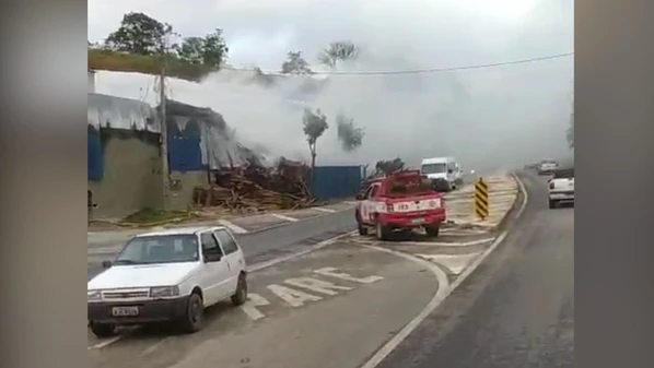 No espaço funcionava uma fábrica de ração animal; Corpo de Bombeiros disse que uma equipe foi acionada por volta das 2h50 desta quinta-feira (3) para conter as chamas
