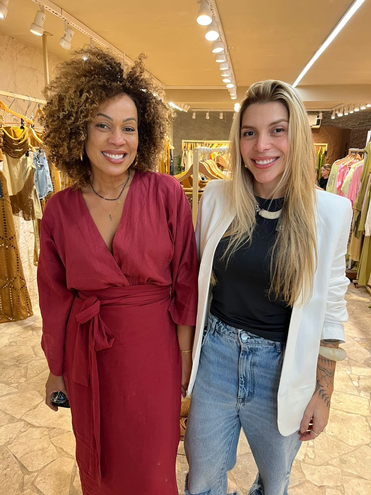 A empresária Silvana Araújo recebeu nesta terça-feira, dia 2, a supervisora nacional da Open, Thais Andrade Cruz na Casa Malê, espaço onde a moda encontra a arte brasileira em badalado endereço da Praia da Costa