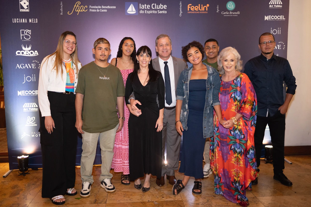 Alunos da Fundação Praia do Canto e Patricia Assef e Dr. Fabiano Pimentel e Karina