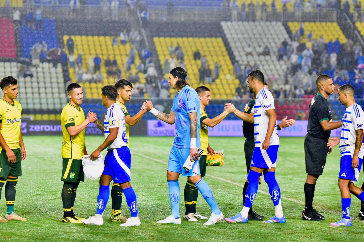 Cruzeiro x Defensa y Justícia, pela Vitória Cup no Kleber Andrade por Carlos Alberto Silva