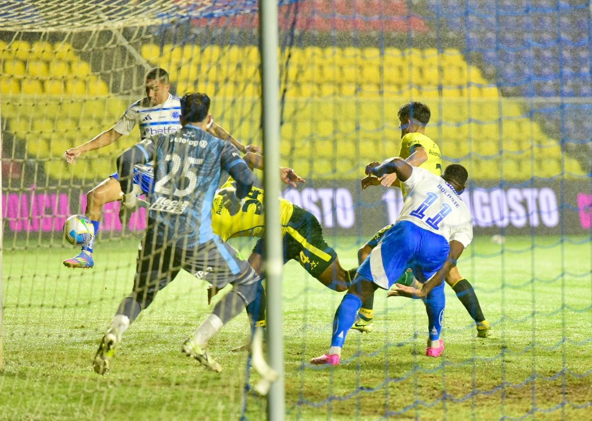 Cruzeiro x Defensa y Justícia, pela Vitória Cup no Kleber Andrade por Carlos Alberto Silva
