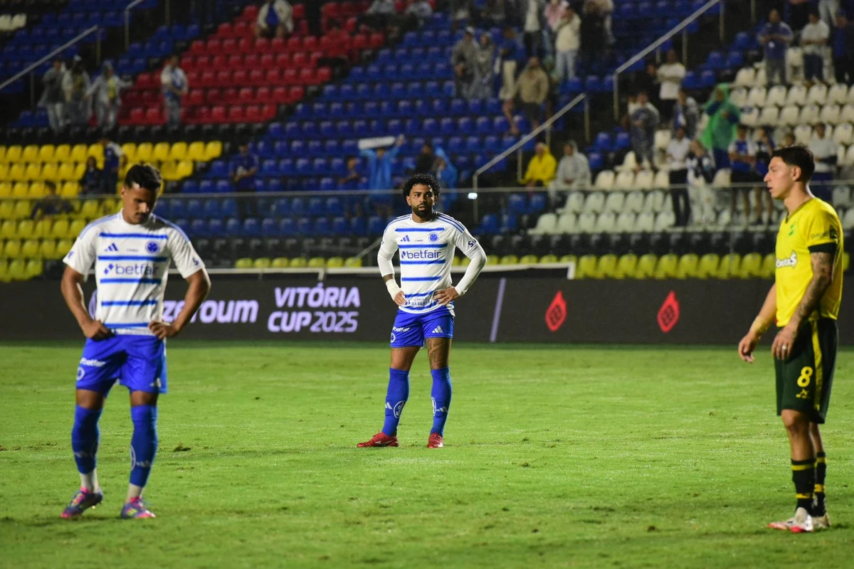 Cruzeiro x Defensa y Justícia, pela Vitória Cup no Kleber Andrade por Carlos Alberto Silva