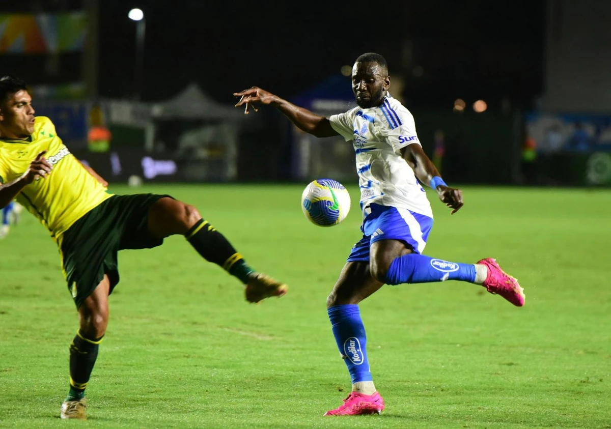 Cruzeiro x Defensa y Justícia, pela Vitória Cup no Kleber Andrade por Carlos Alberto Silva