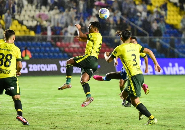 Cruzeiro x Defensa y Justícia, pela Vitória Cup no Kleber Andrade por Carlos Alberto Silva
