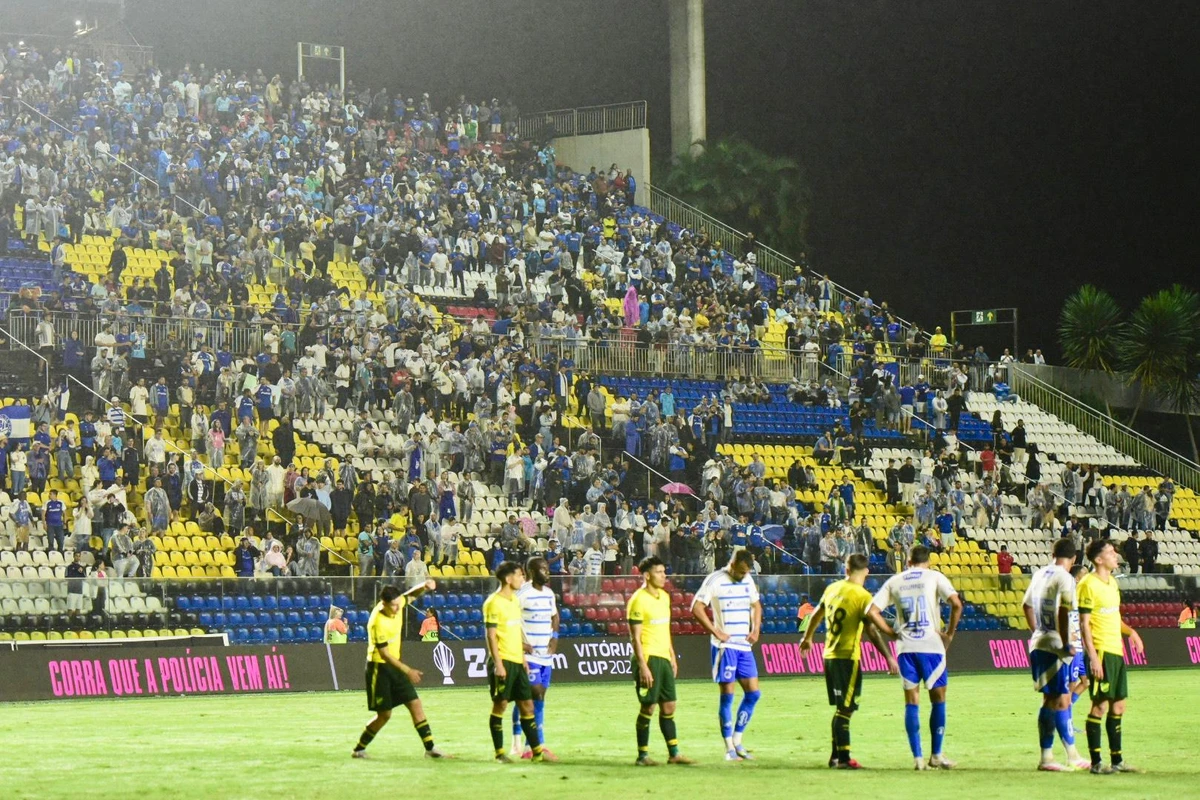 Cruzeiro x Defensa y Justícia, pela Vitória Cup no Kleber Andrade por Carlos Alberto Silva