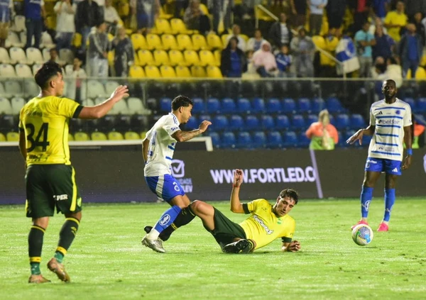Cruzeiro x Defensa y Justícia, pela Vitória Cup no Kleber Andrade por Carlos Alberto Silva
