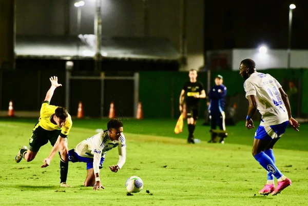 Cruzeiro x Defensa y Justícia, pela Vitória Cup no Kleber Andrade por Carlos Alberto Silva