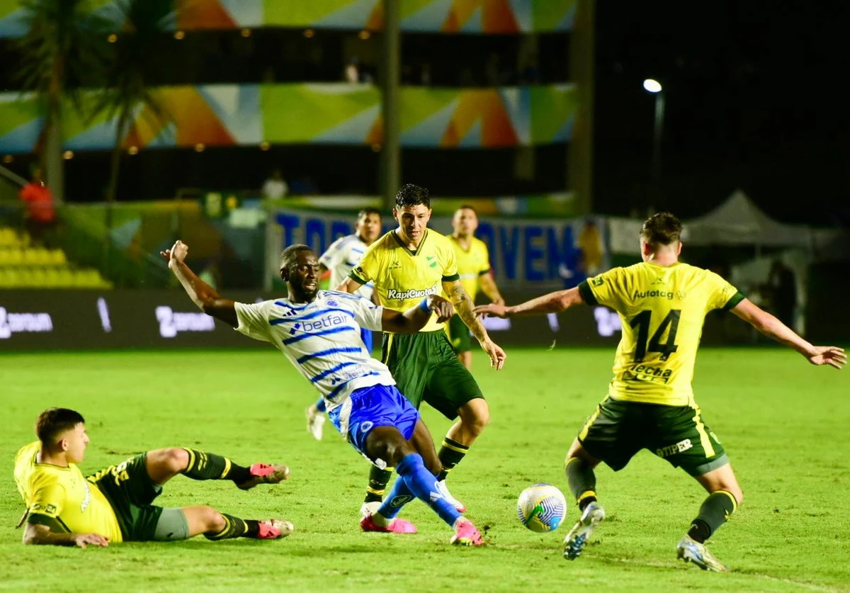 Cruzeiro x Defensa y Justícia, pela Vitória Cup no Kleber Andrade por Carlos Alberto Silva