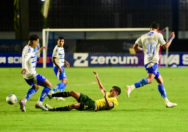 Cruzeiro x Defensa y Justícia, pela Vitória Cup no Kleber Andrade por Carlos Alberto Silva