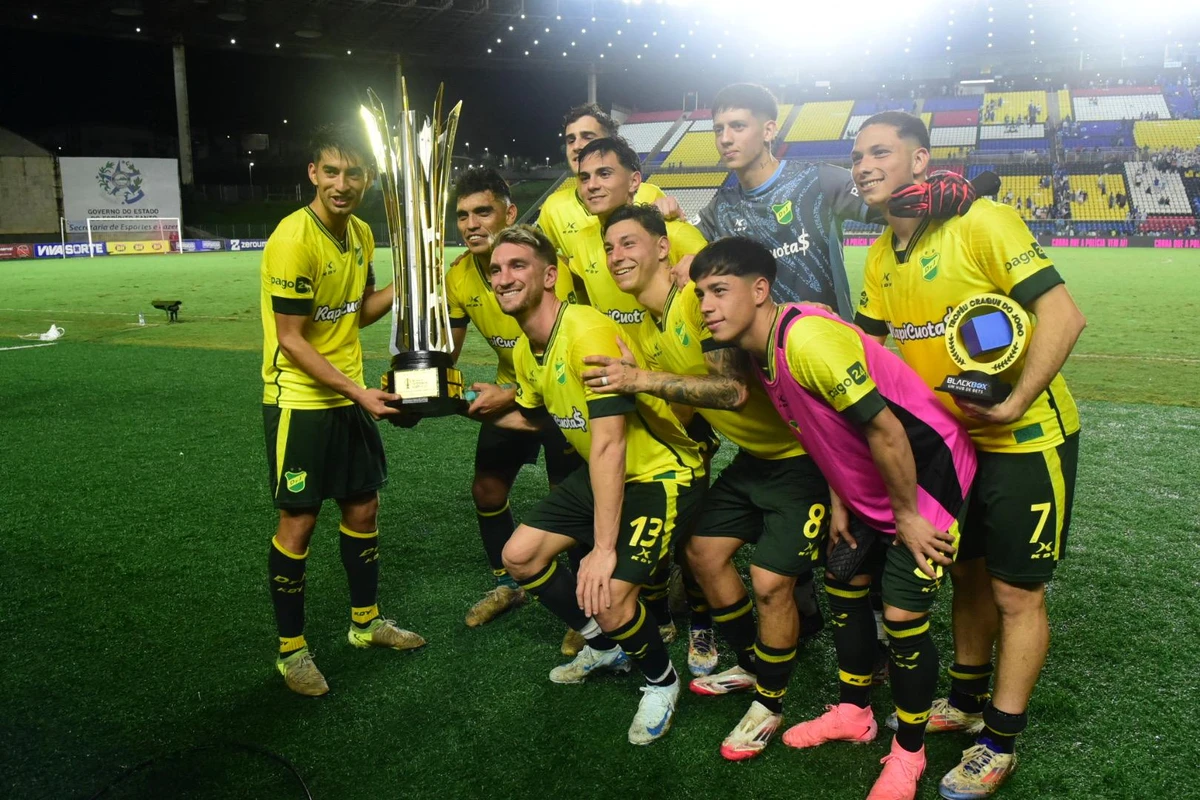 Cruzeiro x Defensa y Justícia, pela Vitória Cup no Kleber Andrade por Carlos Alberto Silva