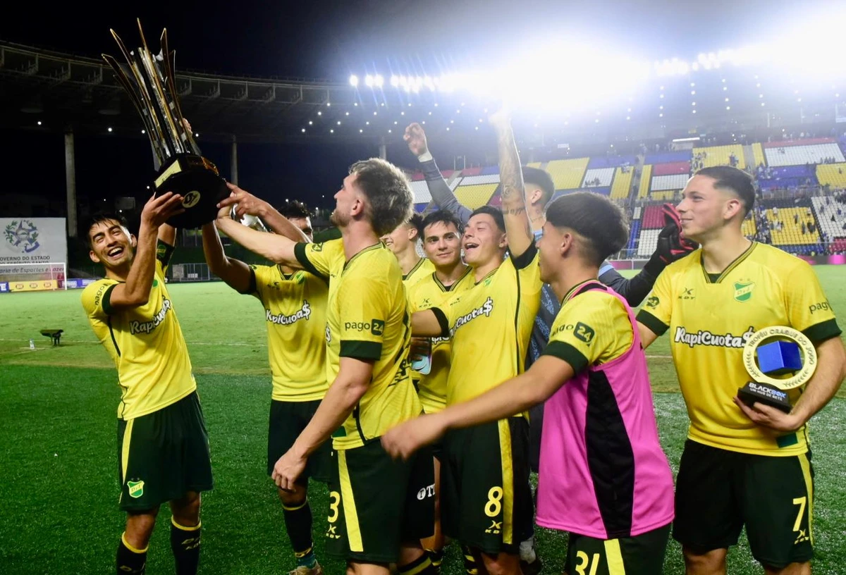 Cruzeiro x Defensa y Justícia, pela Vitória Cup no Kleber Andrade por Carlos Alberto Silva