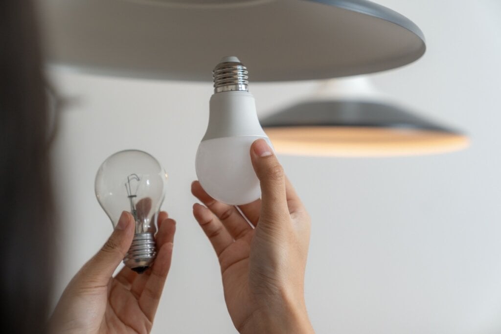 As lâmpadas de LED consomem menos energia elétrica (Imagem: Virojt Changyencham | Shutterstock)