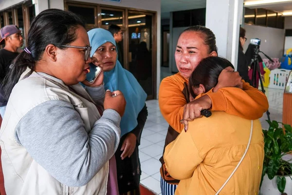 Familiares aguardam notícias de parentes no porto de Ketapang após acidente afundar balsa na Indonésia - 2.jul.25/AFP