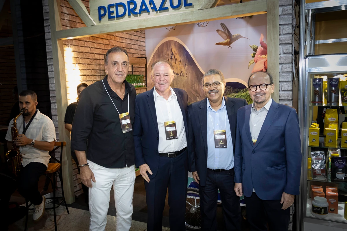 José Olavo Médice e Vanderlei Martins, organizadores da ExpoVinhos Vitória, com o governador Renato Casagrande e o presidente do Sistema Fecomércio-ES, Idalberto Moro (à direita), durante a mais antiga feira de vinhos do Brasil.