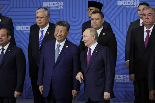 O presidente da Rússia, Vladimir Putin, fala com o líder chinês, Xi Jinping, em evento paralelo na cúpula dos Brics em Kazan, na Rússia