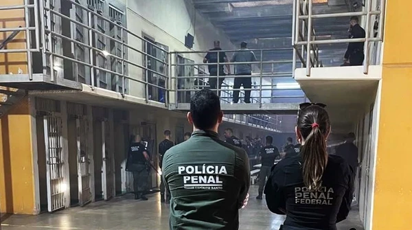 Policiais penais do Espírito Santo e da Polícia Federal durante ação de fiscalização no sistema prisional capixaba