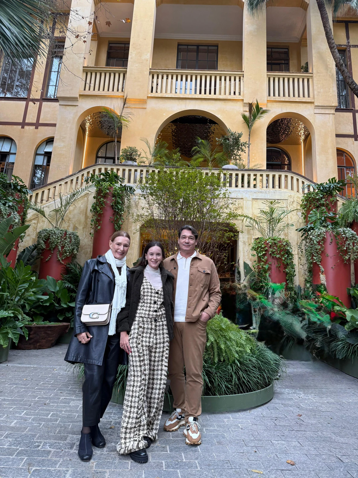 Sandra, Mônica e Moisés Demoner em visita a Casacor SP, onde visitaram o ambiente da arquiteta capixaba Daniela Andrade.