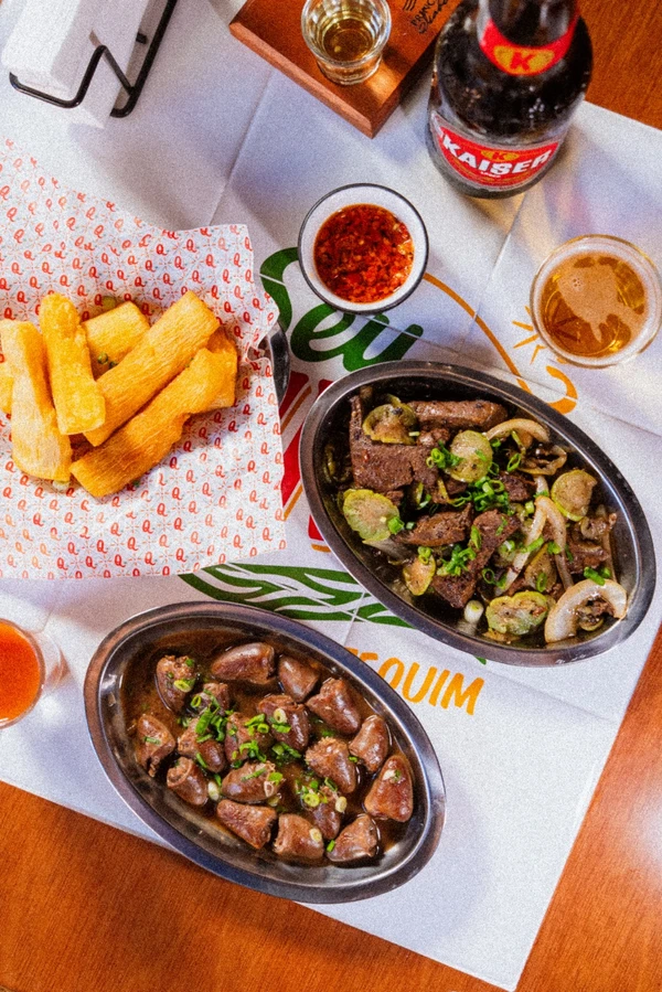 Aipim frito, coração de galinha e fígado com jiló por Ciro Trigo 